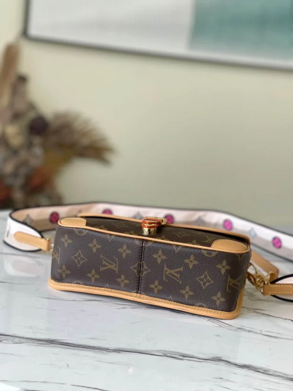 Louis Vuitton DIANE handbag with Size: 25.0 9.0 15.0 cm - Image 7