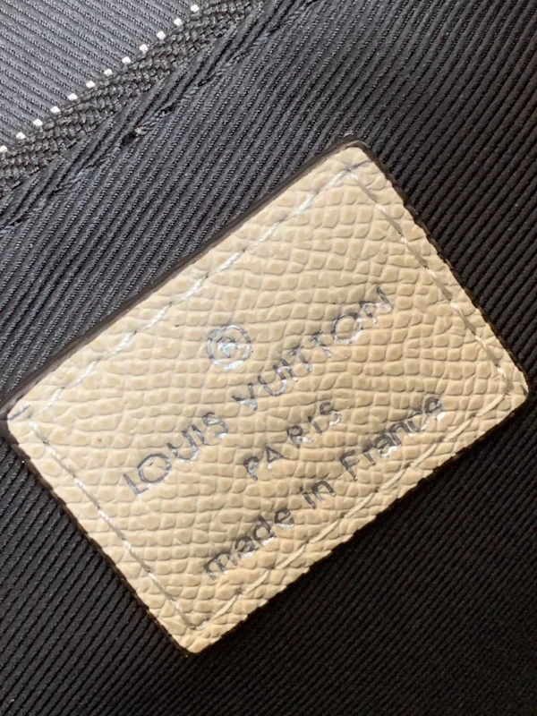 Louis Vuitton Size 28.3 x 18.3 x 4.3 cm - Image 2