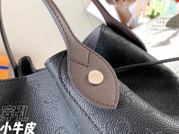 Louis Vuitton Size: 23 x 21 x 13 cm - Image 5