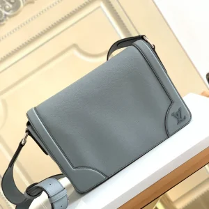 Louis Vuitton Size: 28.3 x 18.3 x 4.3 cm