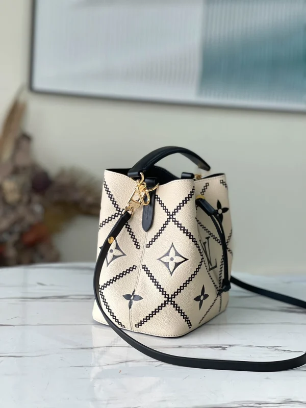 Louis Vuitton Size: 20 x 20 x 13 cm - Image 9