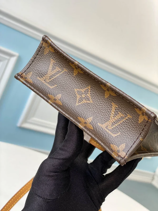 Louis Vuitton Size: 14.0 x 17.0 x 5.0 cm - Image 7