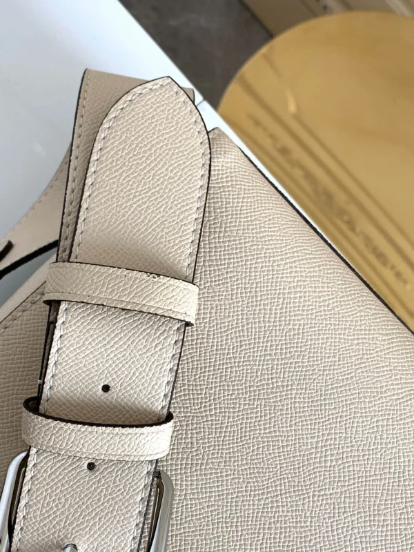 Louis Vuitton Size 28.3 x 18.3 x 4.3 cm - Image 4