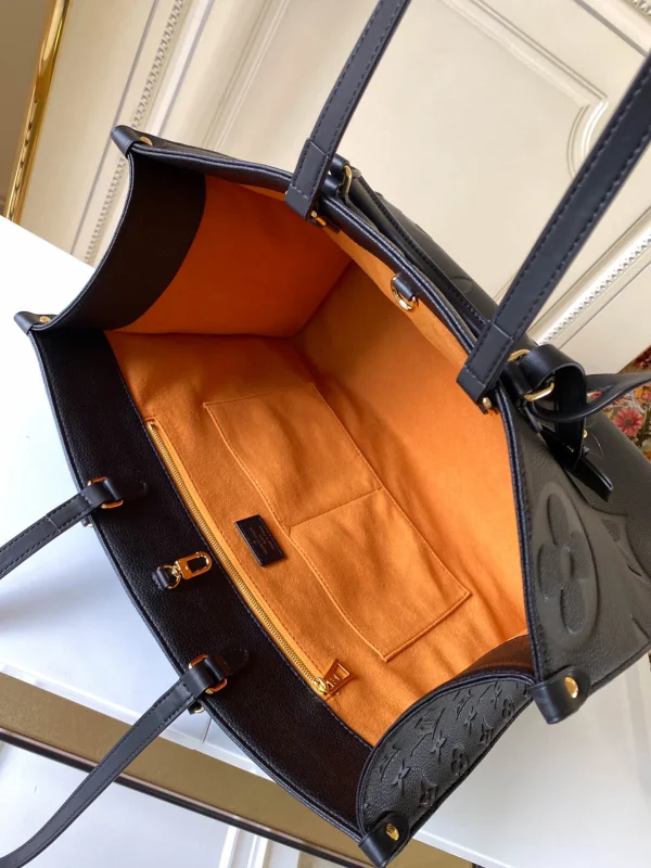 Louis Vuitton Size: 41.0 x 34.0 x 19.0 cm - Image 2