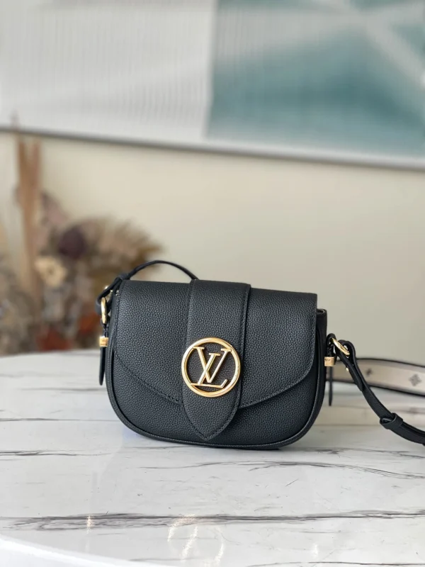 Louis Vuitton Size: 21 x 15 x 6.5 cm