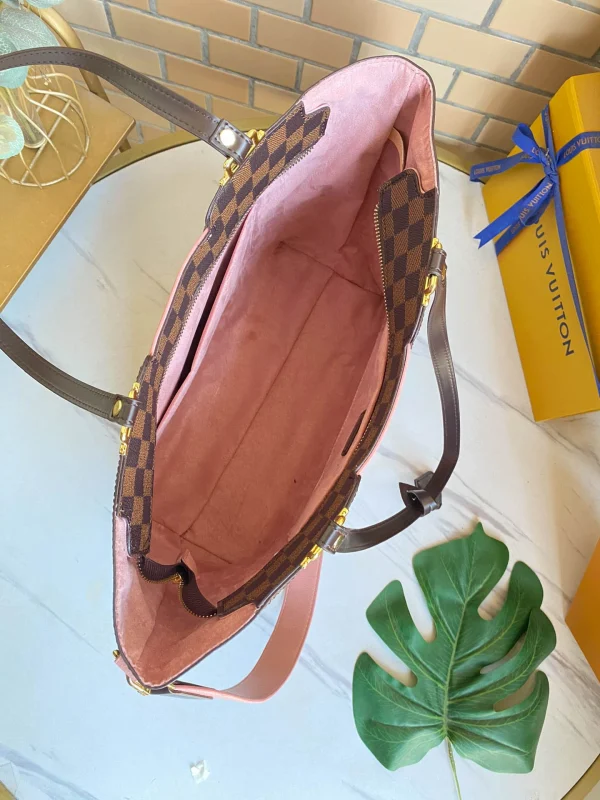 Louis Vuitton Size: 28X28X14cm Pocket 43cm - Image 2