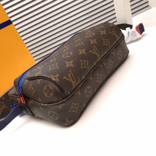 Louis Vuitton Crossbody Messenger Bag Model: M43843 Size: 25x18x5cm - Image 8