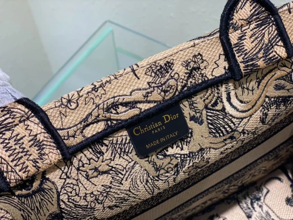 Book Tote Handbag Size: 36 x 27.5 x 16.5 cm - Image 2