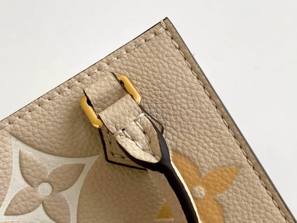 Louis Vuitton Size: 14.0 x 17.0 x 5.0 cm - Image 14