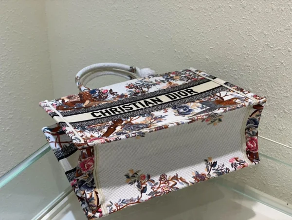 Book Tote Handbag Size: 36cm - Image 5