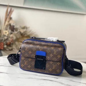 Louis Vuitton Size: 22 x 18 x 8 cm