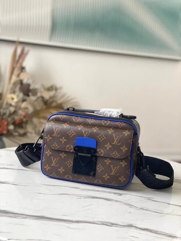 Louis Vuitton Size: 22 x 18 x 8 cm