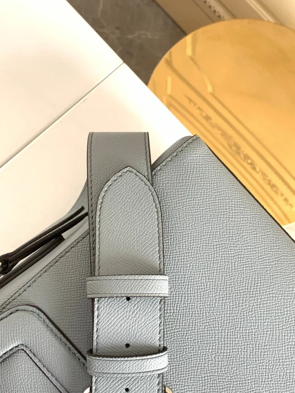 Louis Vuitton Size: 28.3 x 18.3 x 4.3 cm - Image 4
