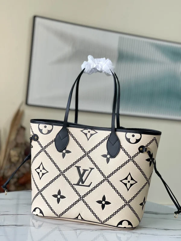 Louis Vuitton Size: 31 x 28 x 14 cm - Image 8