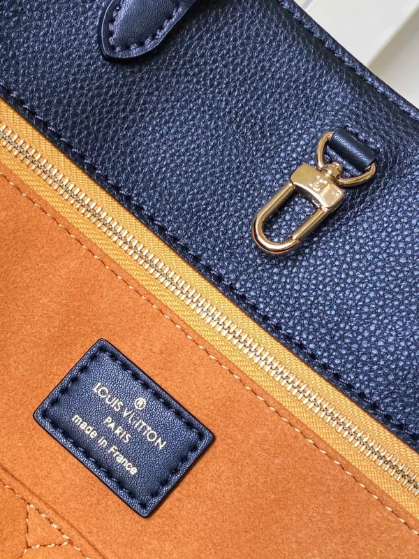 Louis Vuitton Size: 41.0 x 34.0 x 19.0 cm - Image 3