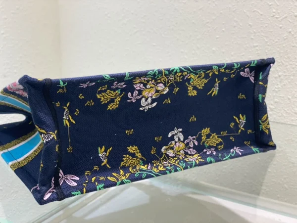 Book Tote Handbag - Image 6