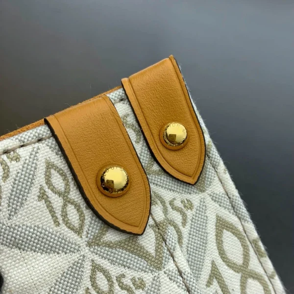 Louis Vuitton Size: 41 x 34 x 19 cm - Image 3