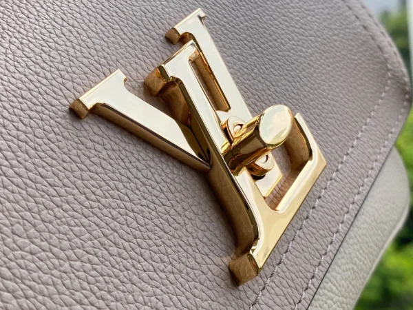 Louis Vuitton Size: 19 x 13 x 8 cm - Image 6