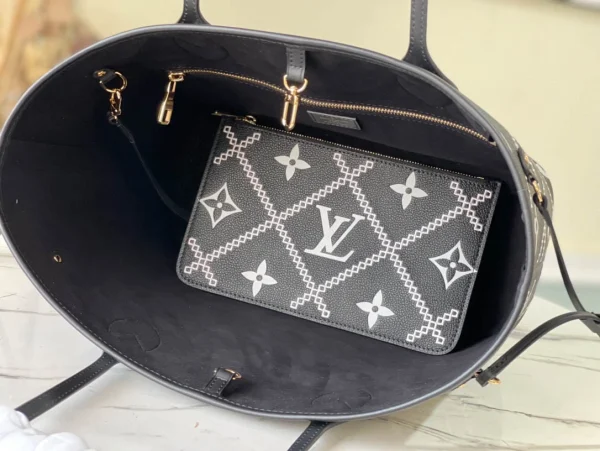 Louis Vuitton Spring Collection Size: 31 x 28 x 14 cm - Image 2