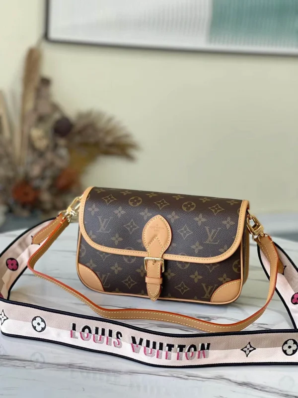 Louis Vuitton Size: 25.0 9.0 15.0 cm