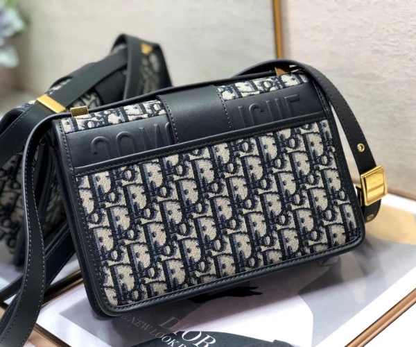 30 Montaigne Size: 24cm - Image 8