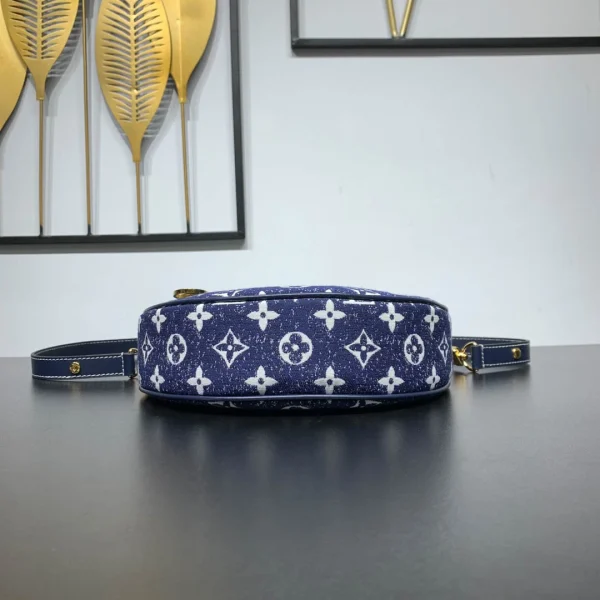 Louis Vuitton Size: 23 x 13 x 6 cm - Image 7