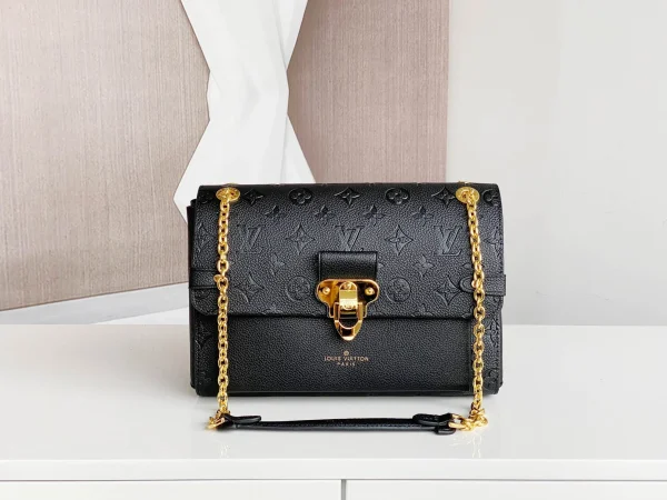 Louis Vuitton Size: 25.0 x 17.0 x 9.5 cm