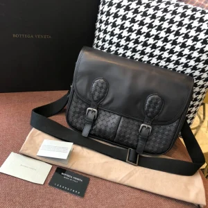BV Briefcase Size: 32cm Black