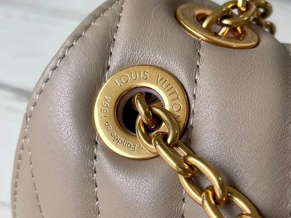 Louis Vuitton Size: 24x14x9cm - Image 13
