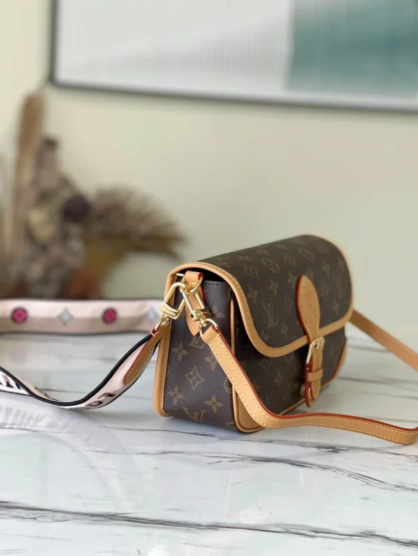Louis Vuitton DIANE handbag with Size: 25.0 9.0 15.0 cm - Image 9