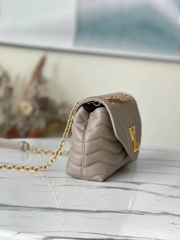 Louis Vuitton Size: 24x14x9cm - Image 18