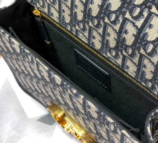 30 Montaigne Size: 24cm - Image 2