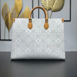 Louis Vuitton Size: 41 x 34 x 19 cm