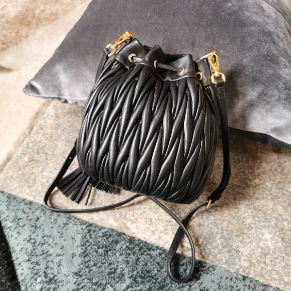 Matelasse metal chain shoulder strap with zipper pocket size: 17 2.5 9 Length: 115cm - Image 9