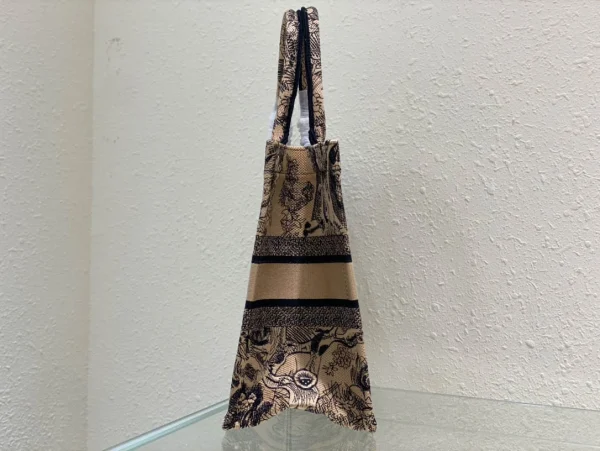 Book Tote Handbag Size: 36 x 27.5 x 16.5 cm - Image 8