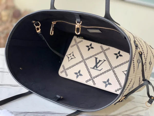 Louis Vuitton Size: 31 x 28 x 14 cm - Image 3