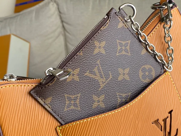 Louis Vuitton Size: 25 x 15 x 8 cm - Image 4