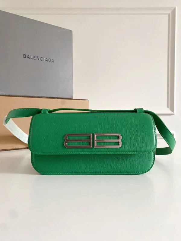 Crossbody Size: 23.5x12.4x10.4cm