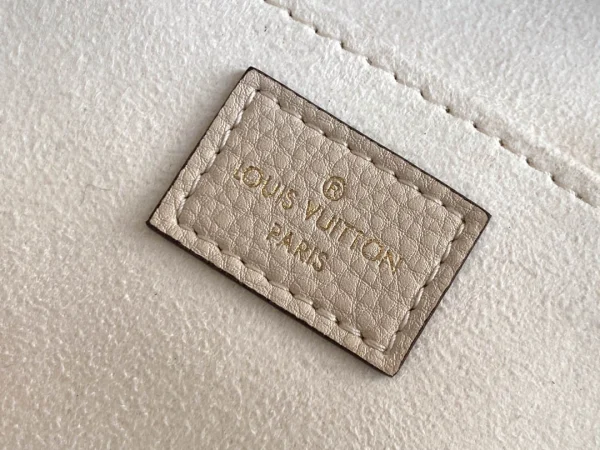 Louis Vuitton Size: 14.0 x 17.0 x 5.0 cm - Image 12