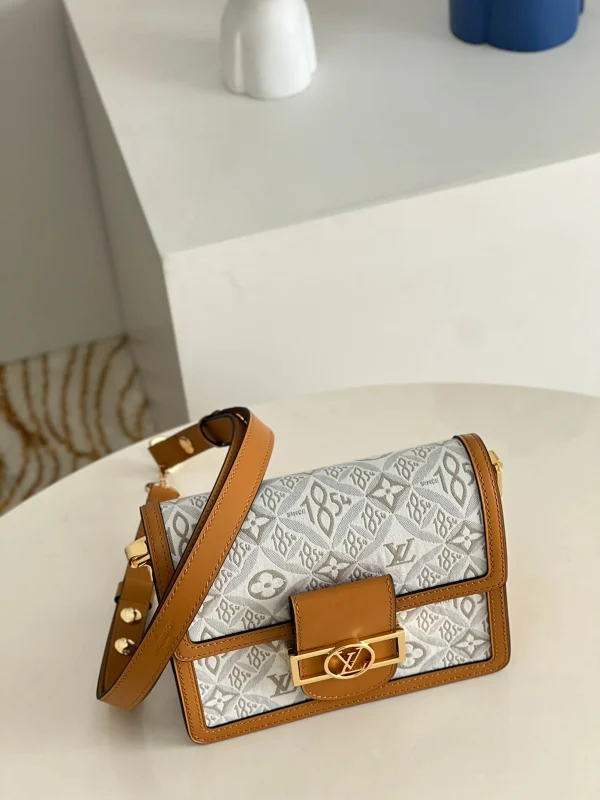 Louis Vuitton Size 20 x 15 x 9 cm - Image 7