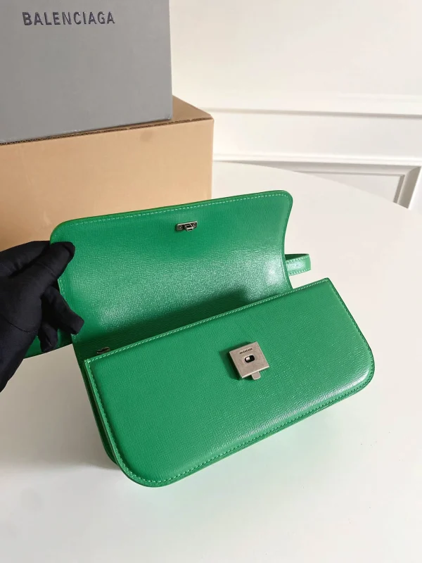 Crossbody Size: 23.5x12.4x10.4cm - Image 4