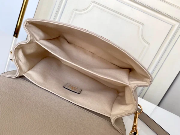 Louis Vuitton size: 25x19x7cm - Image 2