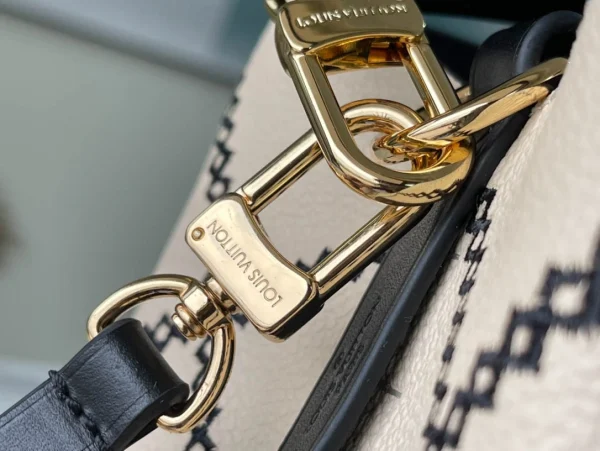 Louis Vuitton Size: 20 x 20 x 13 cm - Image 6