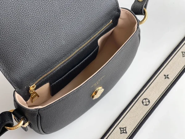 Louis Vuitton Size: 21 x 15 x 6.5 cm - Image 3