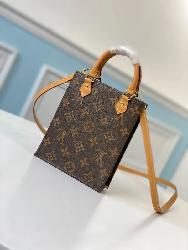 Louis Vuitton Size: 14.0 x 17.0 x 5.0 cm - Image 8