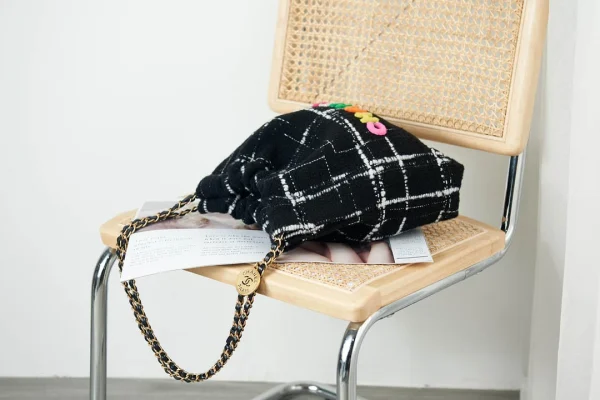 Black and white Size: 35cm 39cm - Image 17