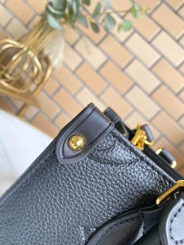 Louis Vuitton Size: 25 x 19 x 11.5 cm - Image 5