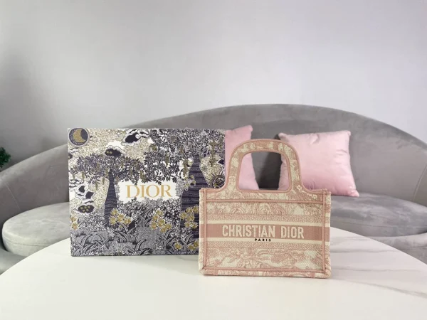 Book Tote Handbag Size: 22.5 x 24 x 8 cm