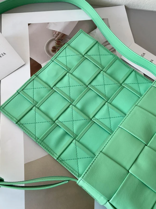 BV Cassette bag Size: 23x15cm 667298 Spring Green - Image 8