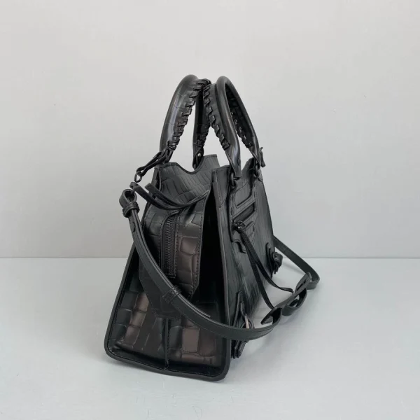 Balenciag* Neo Classic Biker Bag Size: 1991 Medium: 25*33*13*20cm - Image 8
